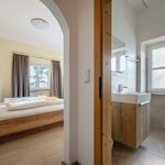 Photo of triple room with shower, bath tub, WC | © Allerberger