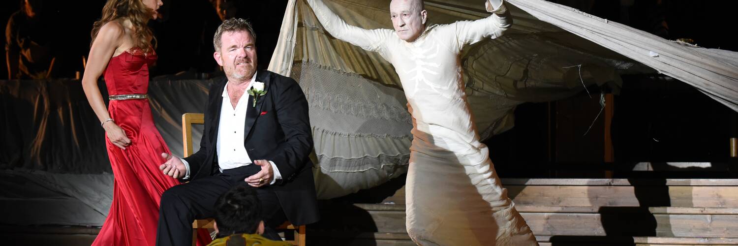 Jedermann 2016 • Miriam Fussenegger (Buhlschaft), Cornelius Obonya (Jedermann), Peter Lohmeyer (Tod)  | © Salzburger Festspiele / Forster