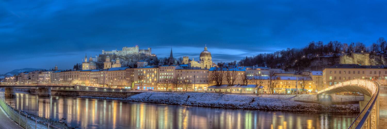 Blick vom Salzachufer auf die Salzburger Altstadt im Advent | © Roland Zauner