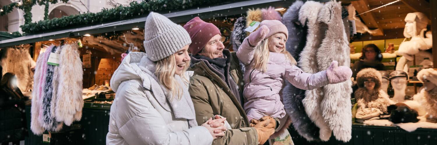 Family at Salzburg Christmas Market | © TSG Tourismus Salzburg GmbH - A. Hechenberger