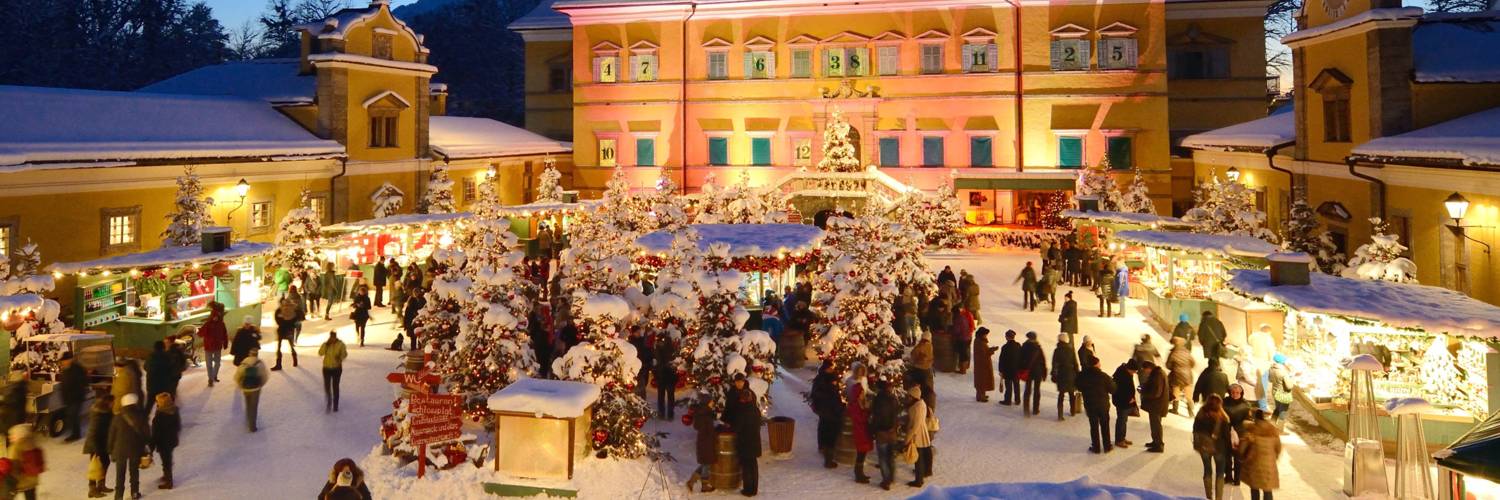 Romantischer Adventmarkt vor Schloss Hellbrunn in Salzburg | © Roland Zauner