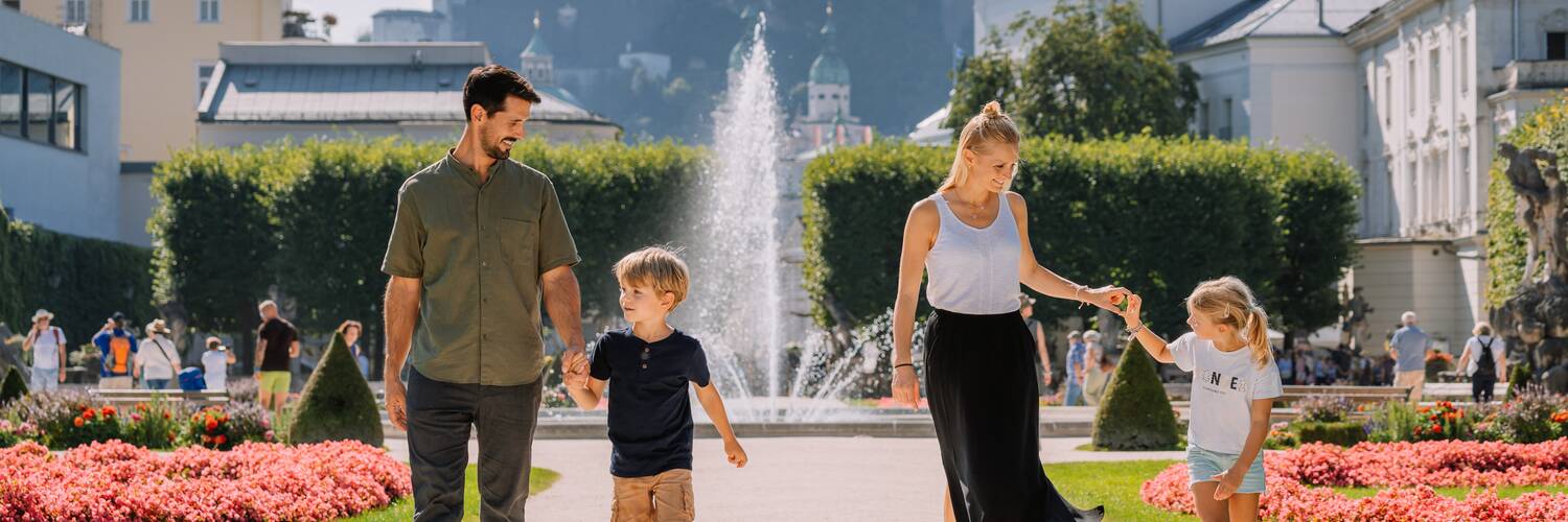 Familie im Mirabellgarten | © Tourismus Salzburg / M. Kohlmayr
