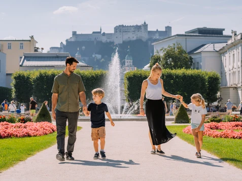 Familie im Mirabellgarten | © Tourismus Salzburg / M. Kohlmayr