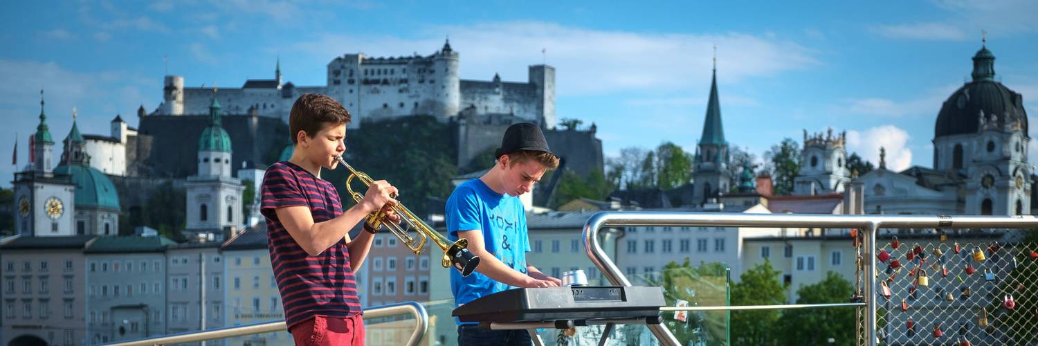 Junge Musiker am Marko-Feingold-Steg | © Tourismus Salzburg GmbH