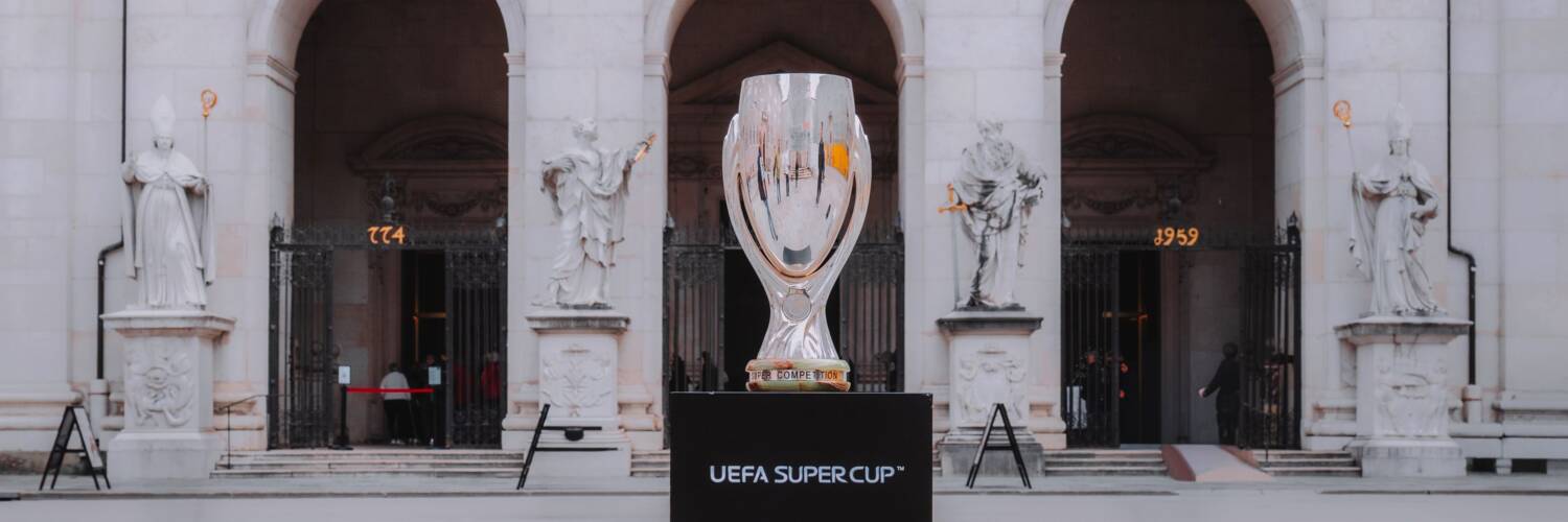 The UEFA Super Cup displayed in front of Salzburg Cathedral, the statues of the building in the background. | © FC Red Bull Salzburg