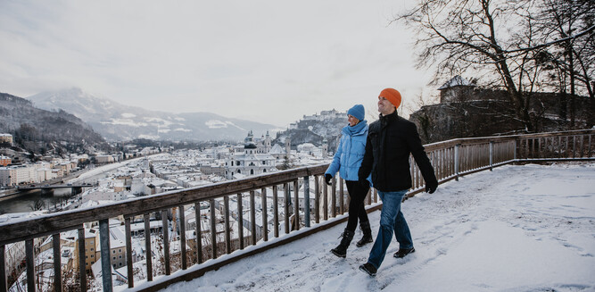Couple walking in the city in winter at Mönchsberg in Salzburg | © Tourismus Salzburg GmbH