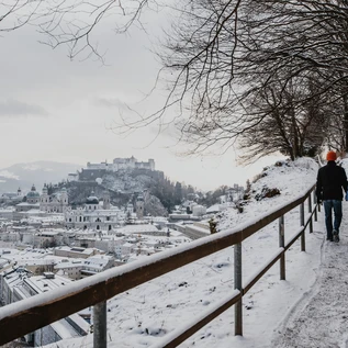 Couple walking in the city in winter at Mönchsberg in Salzburg | © Tourismus Salzburg GmbH