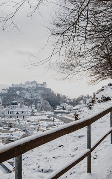 Couple walking in the city in winter at Mönchsberg in Salzburg | © Tourismus Salzburg GmbH