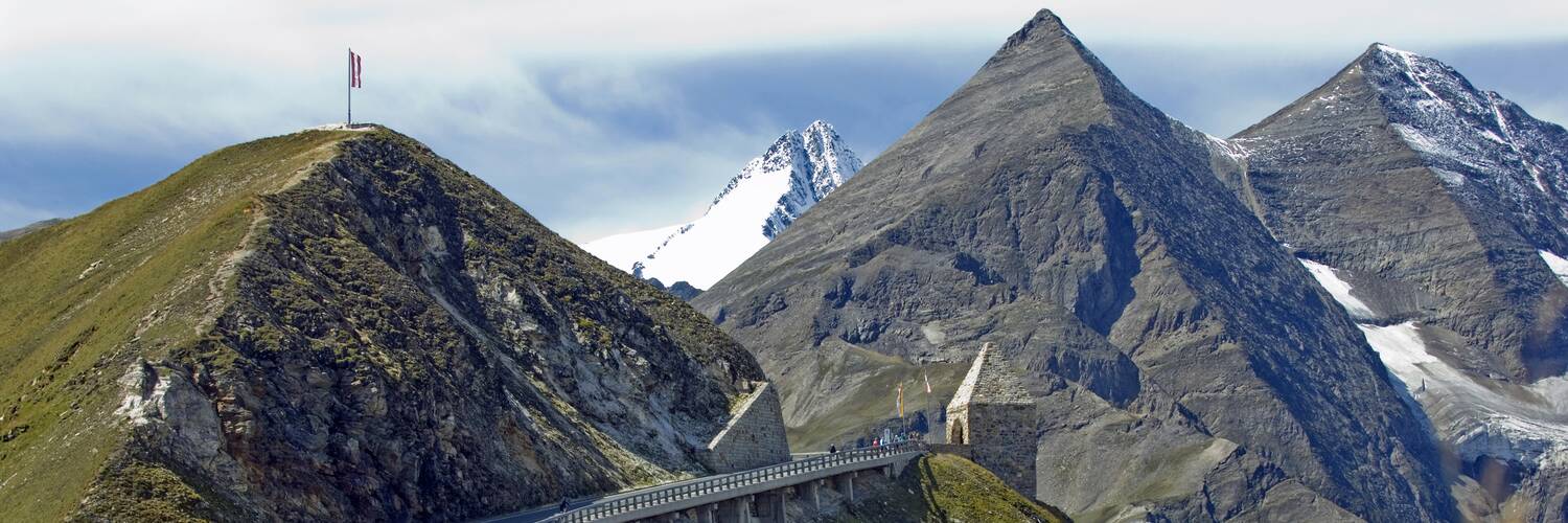 Großglockner Hochalpenstraße mit Gedenkstätte des berühmten Architekten Clemens Holzmeister beim Fuscher Törl. | © Großglockner Hochalpenstraßen AG