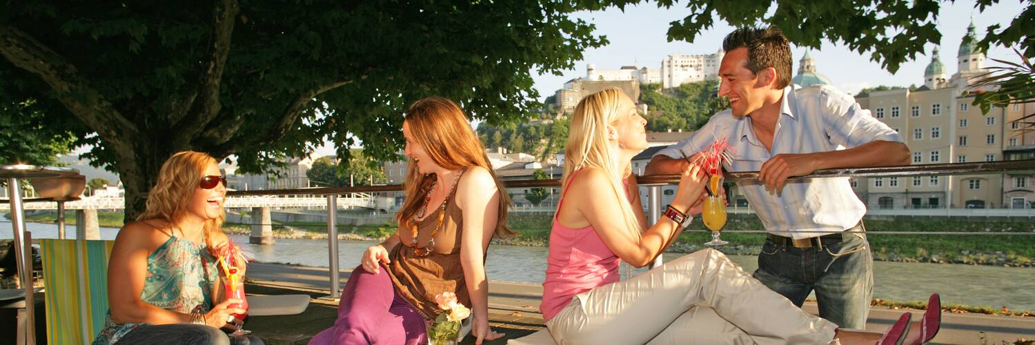 Auf einen Drink im Monkeys Café Bar | © Tourismus Salzburg GmbH