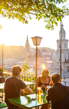Terrasse vom Stieglkeller mit Blick auf die Altstadt | © Tourismus Salzburg / Günter Breitegger