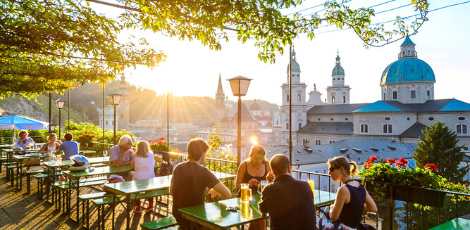 Terrasse vom Stieglkeller mit Blick auf die Altstadt | © Tourismus Salzburg / Günter Breitegger