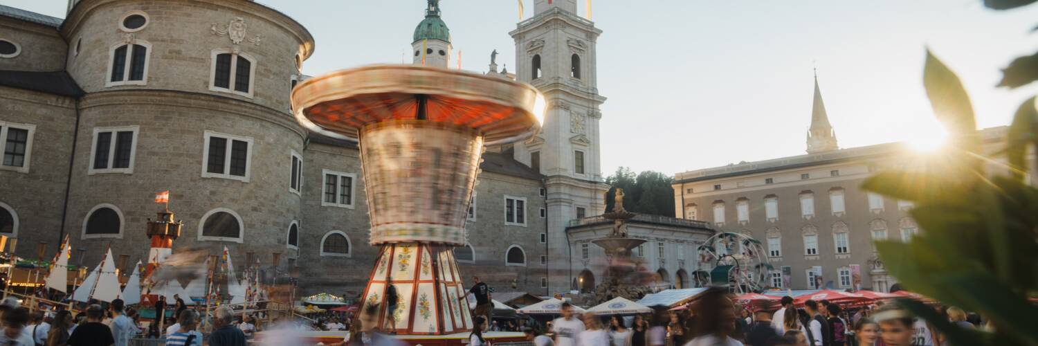 Menschen, die den Rupertikirtag feiern am Residenzplatz in Salzburg | © TSG Tourismus Salzburg GmbH / M.Kohlmayr