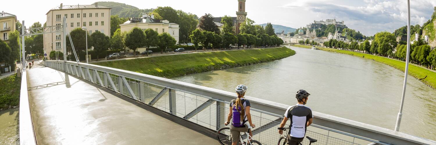 Mit dem Rad über den Müllnersteg in Salzburg | © SalzburgerLand Tourismus
