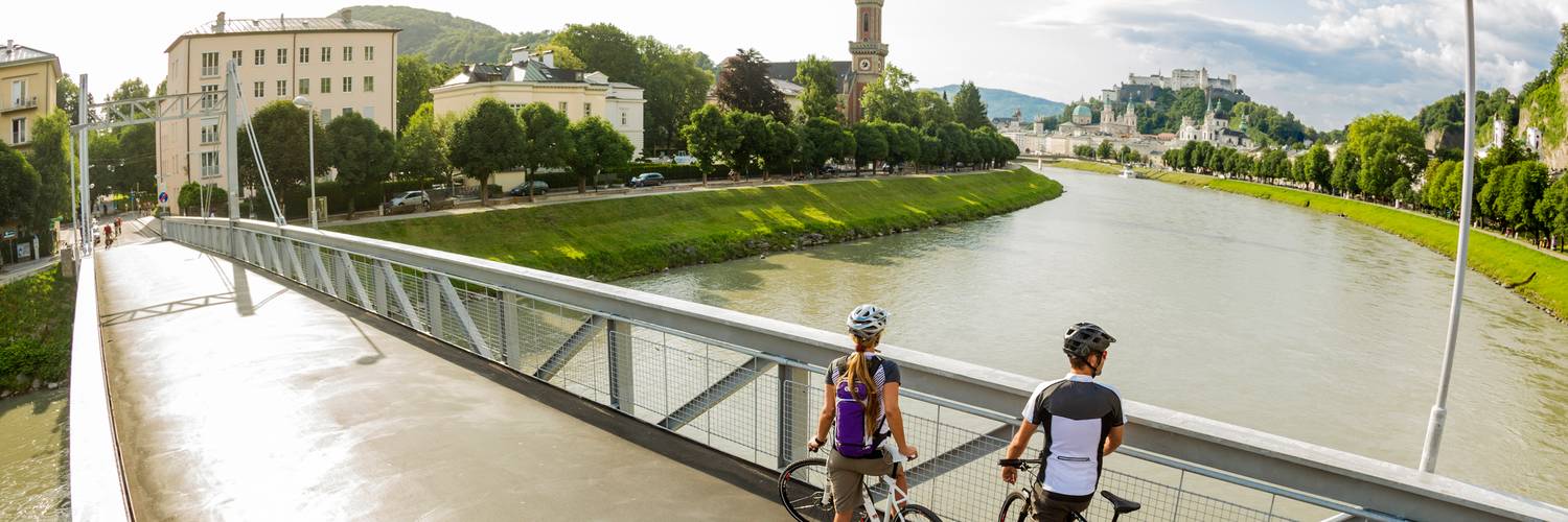 Mit dem Rad über den Müllnersteg in Salzburg | © SalzburgerLand Tourismus