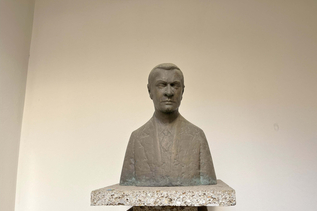 Bust of Georg Trakl in front of the Georg Trakl Research and Memorial Centre on Waagplatz | © Tourismus Salzburg / M. Appesbacher