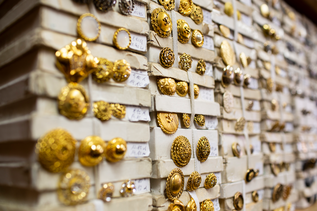 Knopferlmayer offers more than 3000 different buttons. | © Falstaff / Joerg Lehmann