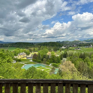 View of Hellbrunn Palace, water parterre and Hohensalzburg Fortress | © Tourismus Salzburg / K. Brugger