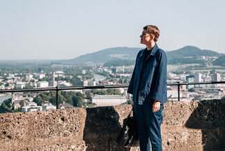 Sophie Goltz blickt vom Festungsberg auf die Stadt | © Tourismus Salzburg GmbH