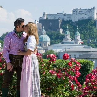 Couple in traditional costume in the Mirabell Gardens | © Tourismus Salzburg GmbH