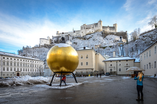 Kapitelplatz im Winter mit der Sphaera und der Festung Hohensalzburg | © Tourismus Salzburg / G. Breitegger