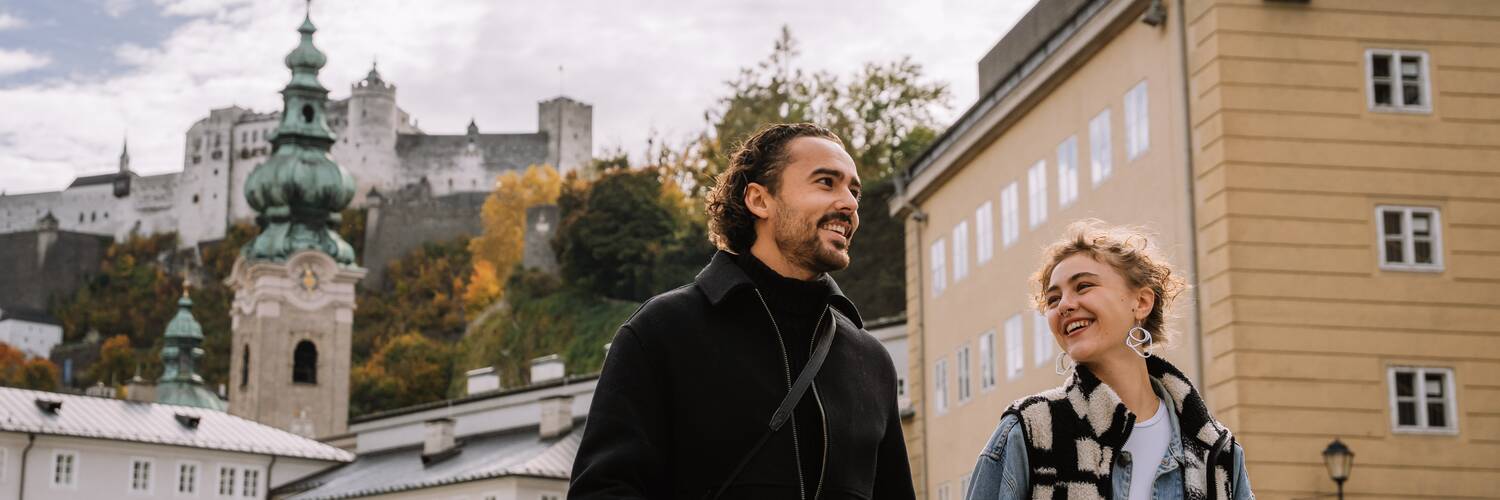 Zwei Menschen spazieren durch die Hofstallgasse in Salzburg im Herbst. | © TSG Tourismus Salzburg GmbH / M. Kohlmayr