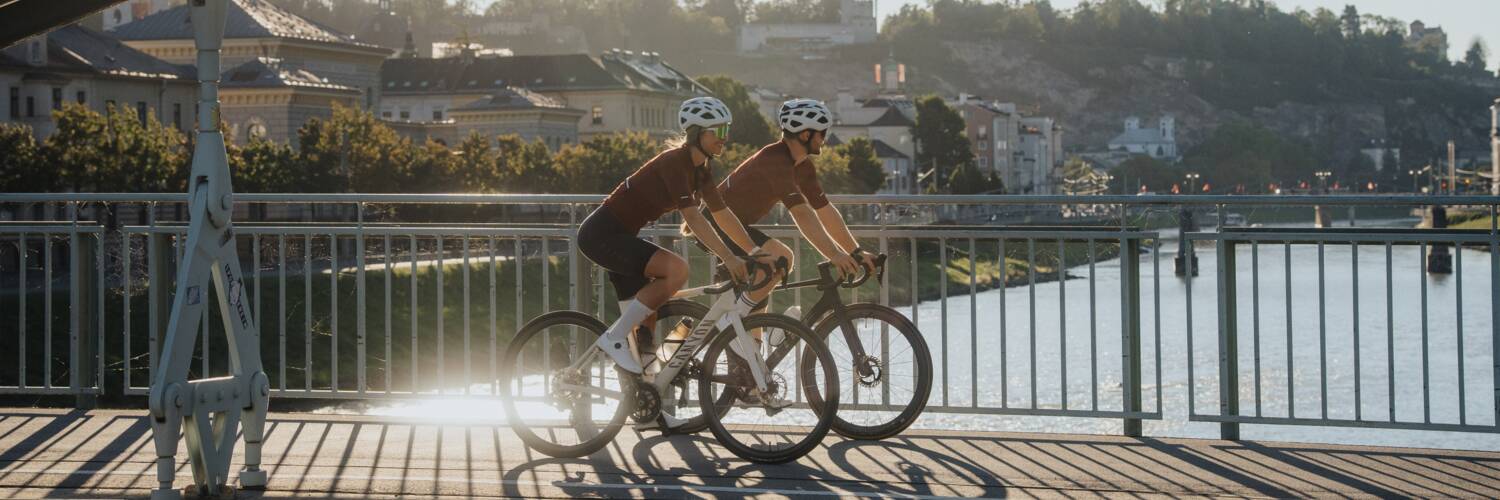 Radfahrende auf der Karolinenbrücke in Salzburg | © TSG Tourismus Salzburg GmbH, M. Kohlmayr