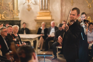 Geiger im Marmorsaal des Schlosses Mirabell mit Publikum | © Salzburger Konzertgesellschaft