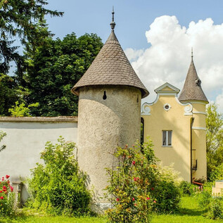 Eine Frau mit langen, dunklen Haaren hält einen Trichter an ihr Ohr und schaut nachdenklich. Der Hintergrund ist schwarz, was den Fokus auf ihr Gesicht lenkt. | © Pallottiner Salzburg