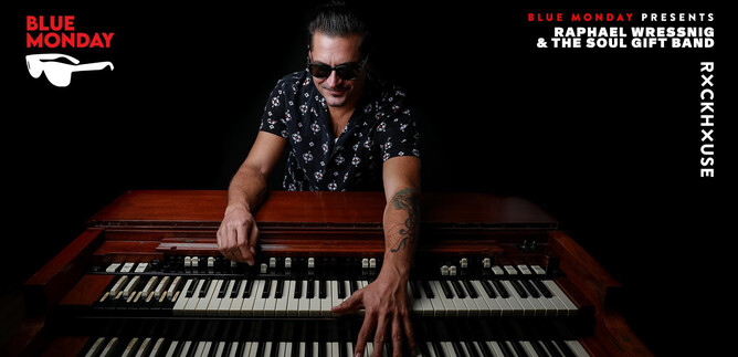 A musician is playing a resonant keyboard on stage. He is wearing sunglasses and has a relaxed demeanor. | © lueflight
