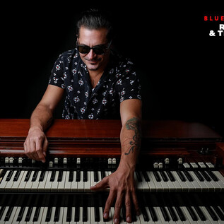 Ein Musiker spielt ein klangvolles Keyboard auf der Bühne. Er trägt eine Sonnenbrille und hat eine entspannte Ausstrahlung. | © lueflight