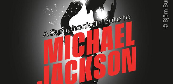 Ein künstlerisches Plakat für ein symphonisches Tribut an Michael Jackson. Es zeigt eine stilisierte Silhouette des Künstlers in Schwarz und Weiß mit leuchtendem rotem Text. | © Björn Burkhard