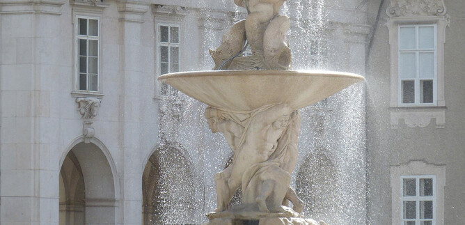 A beautiful fountain with sculptural elements in the center. Water bubbles up from several levels and surrounds the figures. | © Kultur Tourismus Salzburg/R. Assmann