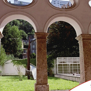 Vnitřní dvůr s velkými oblouky a zelenou trávou. V pozadí jsou stromy a skleník. | © Kultur Tourismus