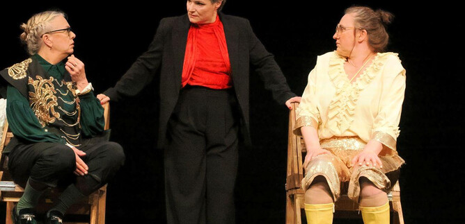 Ein Ampellicht, das Gesichter zeigt. Oben ein trauriges Gesicht in Rot, in der Mitte ein neutrales Gesicht in Gelb und unten ein lächelndes Gesicht in Grün. | © Benjamin Blaikner