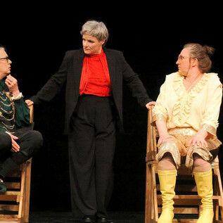 Ein Ampellicht, das Gesichter zeigt. Oben ein trauriges Gesicht in Rot, in der Mitte ein neutrales Gesicht in Gelb und unten ein lächelndes Gesicht in Grün. | © Benjamin Blaikner