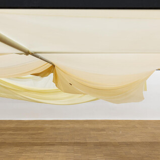 Mořská víla sedí ve vlnách oceánu a zamyšleně se dívá. Její dlouhé, červené vlasy a květinová koruna doplňují mystický obraz. | © kunst-dokumentation.com