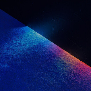 Mořská víla sedí ve vlnách oceánu a zamyšleně se dívá. Její dlouhé, červené vlasy a květinová koruna doplňují mystický obraz. | © kunst-dokumentation.com