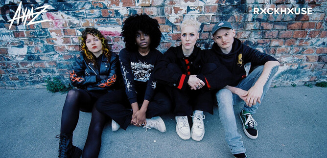 Egy csoport fiatal ember ül egy téglafal előtt. Menő, laza ruhákat viselnek és különböző frizuráik vannak. | © nicknofuture