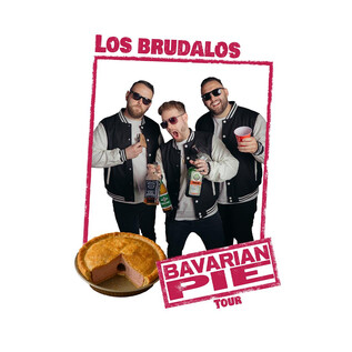 Három modern öltözetű ember áll együtt és italokat tart. Az előtérben egy kerek torta látható, amely a "Bavarian Pie Tour"-t népszerűsíti. | © Rockhouse Salzburg