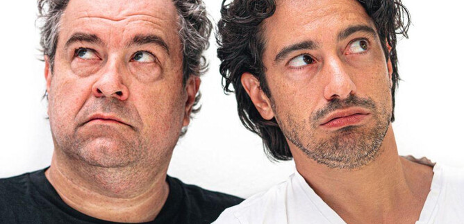 Zwei Männer blicken kritisch in verschiedene Richtungen. Ihre Gesichtsausdrücke zeigen Verwirrung oder Zweifel. | © f6theopenfactory