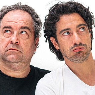 Zwei Männer blicken kritisch in verschiedene Richtungen. Ihre Gesichtsausdrücke zeigen Verwirrung oder Zweifel. | © f6theopenfactory