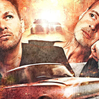 Zwei Männer mit nachdenklichen Gesichtsausdrücken vor einem farbenfrohen, künstlerischen Hintergrund. Ein klassisches Auto fährt auf einer kurvenreichen Straße. | © BlöZinger