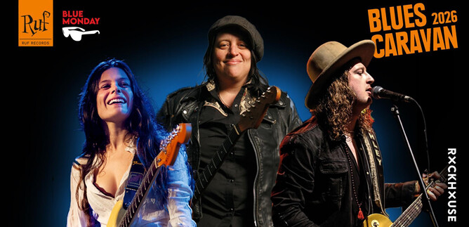 Drei Musiker stehen auf der Bühne, jeder mit einer E-Gitarre. Die Atmosphäre ist lebhaft und musikalisch, ideal für das Blues Caravan 2026. | © Rockhouse Salzburg