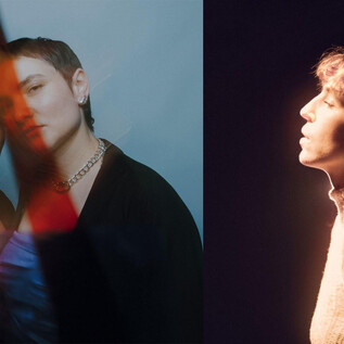 Zwei Frauen stehen Seite an Seite mit stylishen Outfits und unterschiedlichen Gesichtsausdrücken. Auf der rechten Seite ist eine Frau im Profil, beleuchtet von sanftem Licht. | © Dovile Sermokas & Jana van Brussel