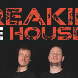 Egy együttes sötét háttér előtt pózol. A "BREAKING THE HOUSE #11" cím hangsúlyosan elhelyezve. | © Rockhouse Salzburg