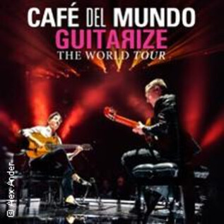 Zwei Musiker spielen Gitarre auf einer Bühne mit intensivem Licht. Im Hintergrund steht der Schriftzug „Café del Mundo Guitarrize - The World Tour“. | © Alex Ander