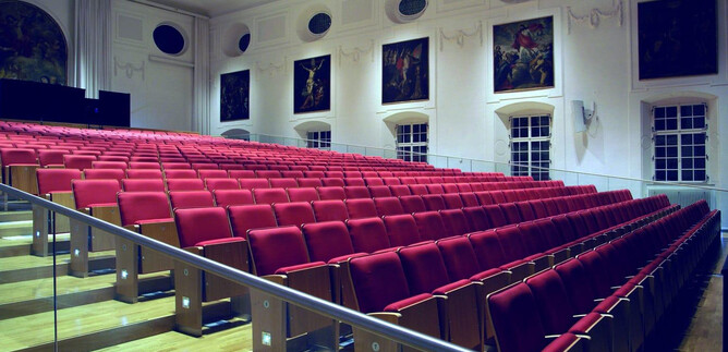 A knight rides on a gray horse and holds a spear in his hand. The sky is lightly cloudy. | © Karl Forster