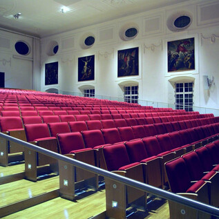 A knight rides on a gray horse and holds a spear in his hand. The sky is lightly cloudy. | © Karl Forster