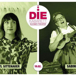 Zwei Künstlerinnen stehen auf einer Bühne. Links ist Christl Sittenauer und rechts Sabine Falk, beide in auffälligen Outfits. | © Julia Ruhland | Christoph Gassner